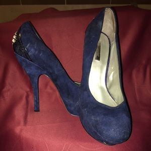 Suede navy blue pumps with dark metal hardware